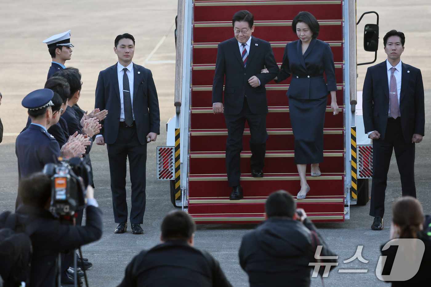 (성남=뉴스1) 황기선 기자 = 아프리카·중동 4개국 순방 일정을 마무리한 이재명 대통령과 김혜경 여사가 26일 오전 경기도 성남시 서울공항을 통해 귀국하고 있다. 2025.11. …