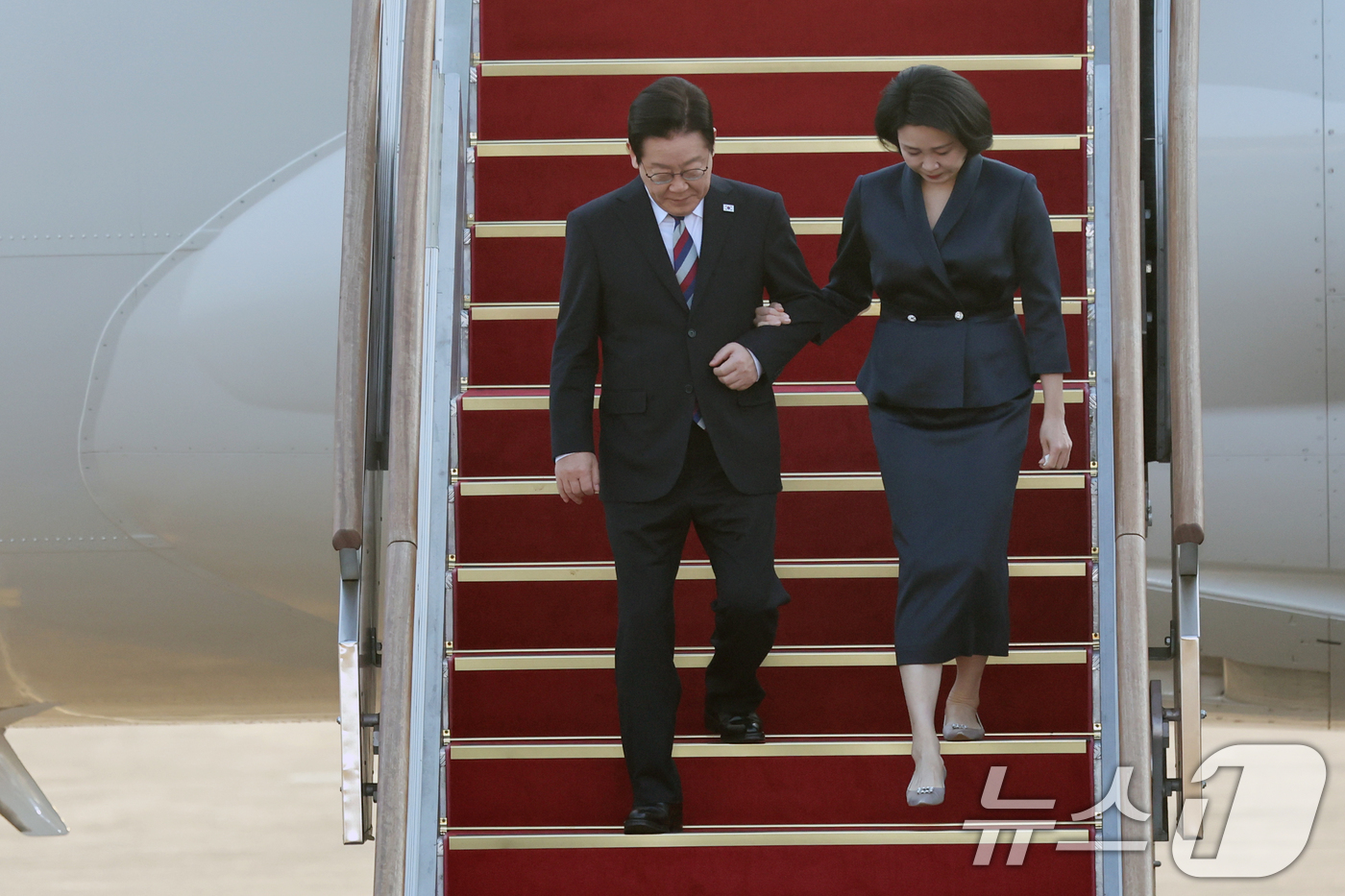 (성남=뉴스1) 황기선 기자 = 아프리카·중동 4개국 순방 일정을 마무리한 이재명 대통령과 김혜경 여사가 26일 오전 경기도 성남시 서울공항을 통해 귀국하고 있다. 2025.11. …