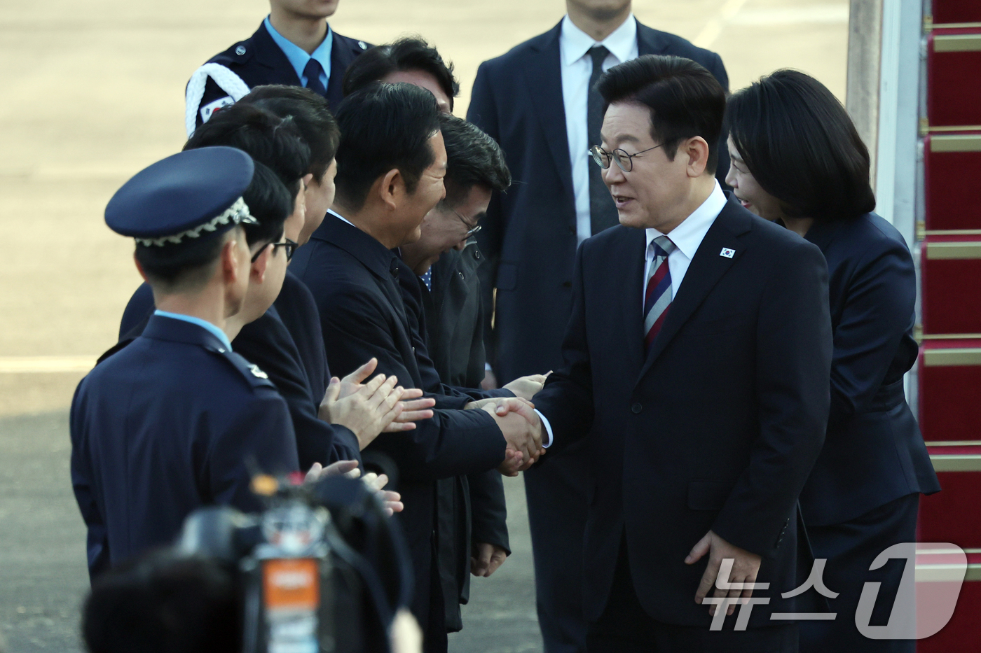 (성남=뉴스1) 황기선 기자 = 아프리카·중동 4개국 순방 일정을 마무리한 이재명 대통령이 26일 오전 경기도 성남시 서울공항을 통해 귀국, 정청래 더불어 민주당 대표와 악수를 하 …