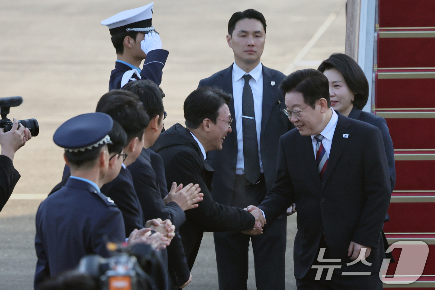 (성남=뉴스1) 황기선 기자 = 아프리카·중동 4개국 순방 일정을 마무리한 이재명 대통령이 26일 오전 경기도 성남시 서울공항을 통해 귀국, 김민석 총리와 악수를 하고 있다. 20 …