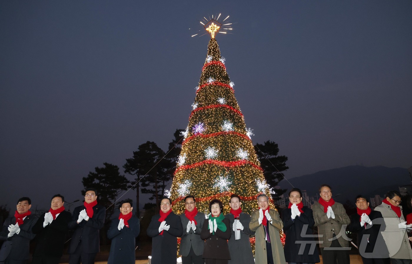 (대전=뉴스1) 김기태 기자 = 박희조 동구청장과 내빈들이 구청 잔디광장에서 성탄트리 점등식에 참여하고 있다.(동구 제공. 재판매 및 DB금지)/뉴스1 2025.11.26/뉴스1