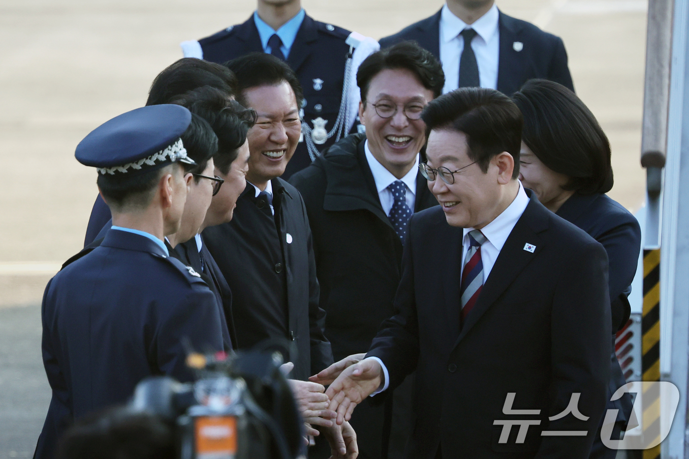 (성남=뉴스1) 황기선 기자 = 아프리카·중동 4개국 순방 일정을 마무리한 이재명 대통령이 26일 오전 경기도 성남시 서울공항을 통해 귀국, 환영인사들과 악수를 하고 있다. 202 …