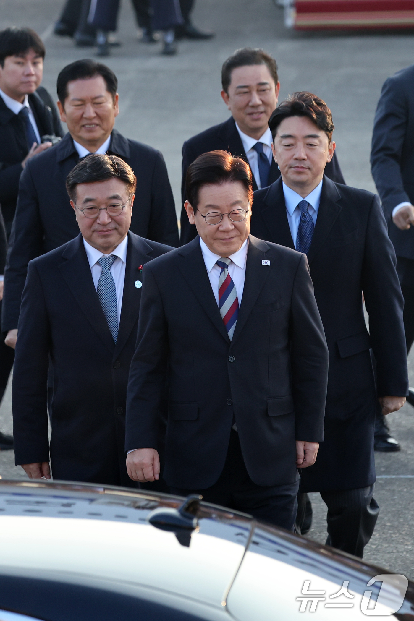 (성남=뉴스1) 황기선 기자 = 아프리카·중동 4개국 순방 일정을 마무리한 이재명 대통령이 26일 오전 경기도 성남시 서울공항을 통해 귀국, 환영인사들과 함께 이동하고 있다.  2 …