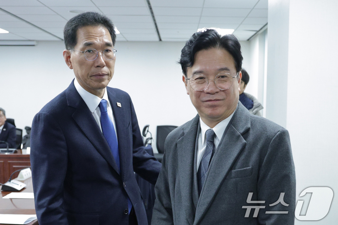 (서울=뉴스1) 신웅수 기자 = 김영훈 고용노동부 장관이 26일 서울 여의도 국회 의원회관에서 열린 민생 당정협의회에 참석하고 있다. 2025.11.26/뉴스1