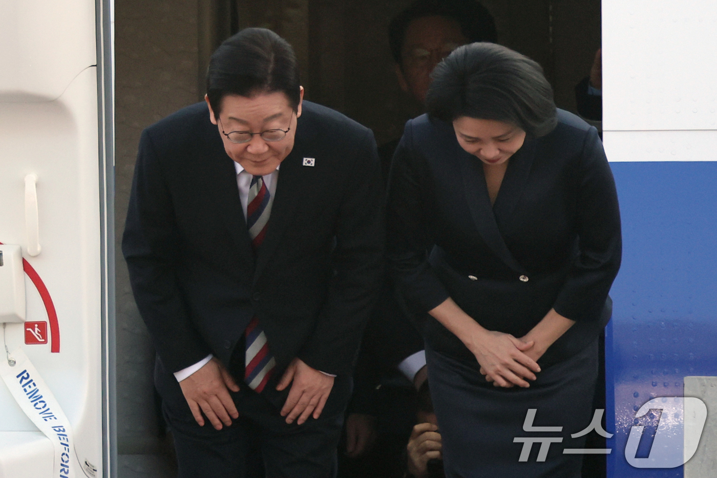 (성남=뉴스1) 황기선 기자 = 아프리카·중동 4개국 순방 일정을 마무리한 이재명 대통령과 김혜경 여사가 26일 오전 경기도 성남시 서울공항을 통해 귀국하고 있다. 2025.11. …