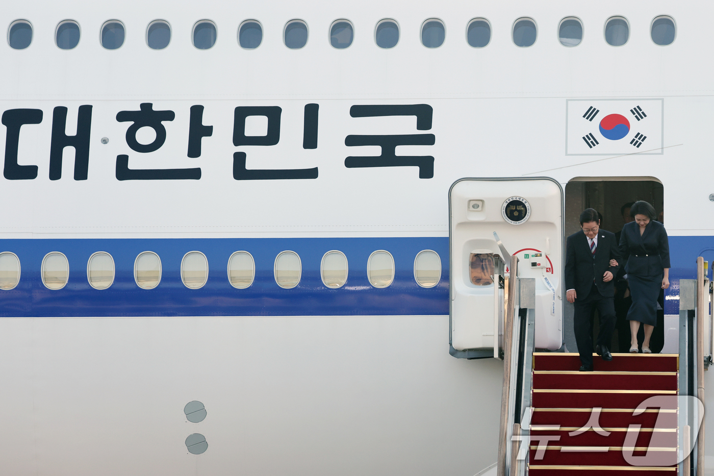 (성남=뉴스1) 황기선 기자 = 아프리카·중동 4개국 순방 일정을 마무리한 이재명 대통령과 김혜경 여사가 26일 오전 경기도 성남시 서울공항을 통해 귀국하고 있다. 2025.11. …