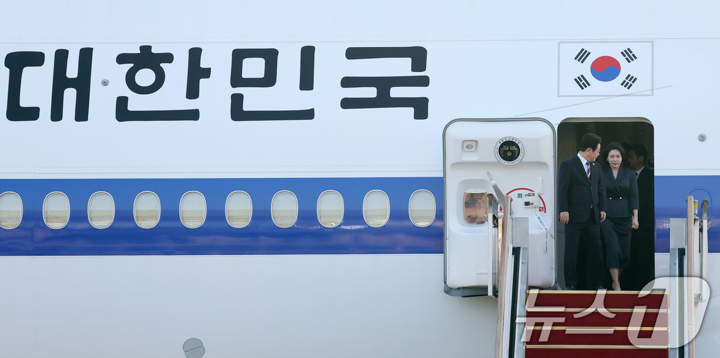 (성남=뉴스1) 황기선 기자 = 아프리카·중동 4개국 순방 일정을 마무리한 이재명 대통령과 김혜경 여사가 26일 오전 경기도 성남시 서울공항을 통해 귀국하고 있다. 2025.11. …