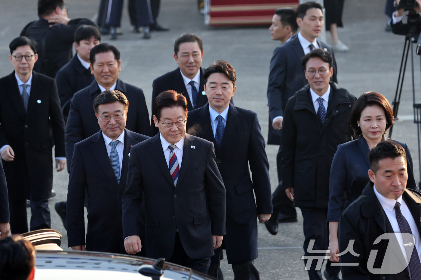 (성남=뉴스1) 황기선 기자 = 아프리카·중동 4개국 순방 일정을 마무리한 이재명 대통령이 26일 오전 경기도 성남시 서울공항을 통해 귀국, 환영인사들과 함께 이동하고 있다.  2 …