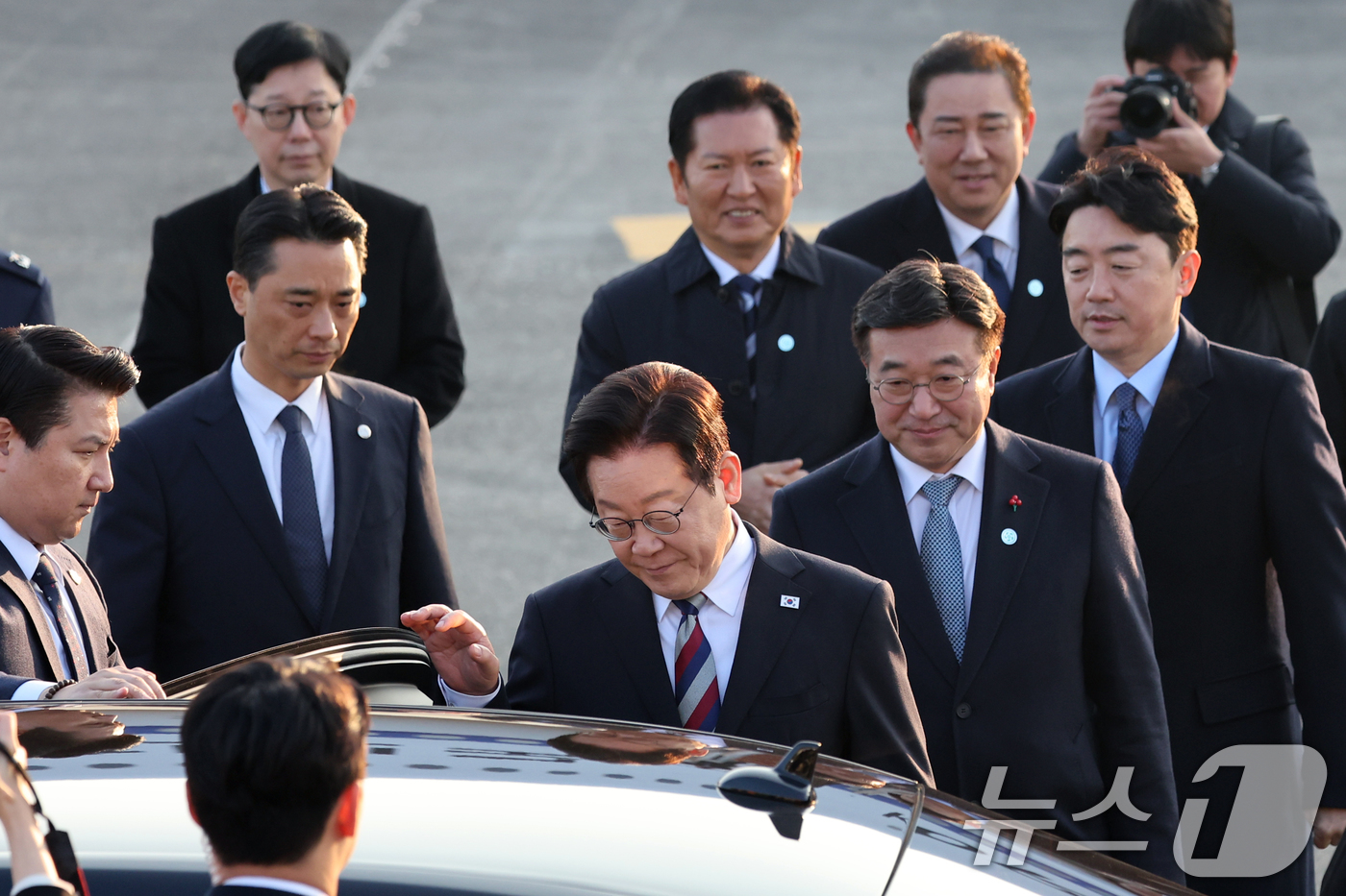 (성남=뉴스1) 황기선 기자 = 아프리카·중동 4개국 순방 일정을 마무리한 이재명 대통령이 26일 오전 경기도 성남시 서울공항을 통해 귀국, 환영인사들과 함께 이동하고 있다.  2 …