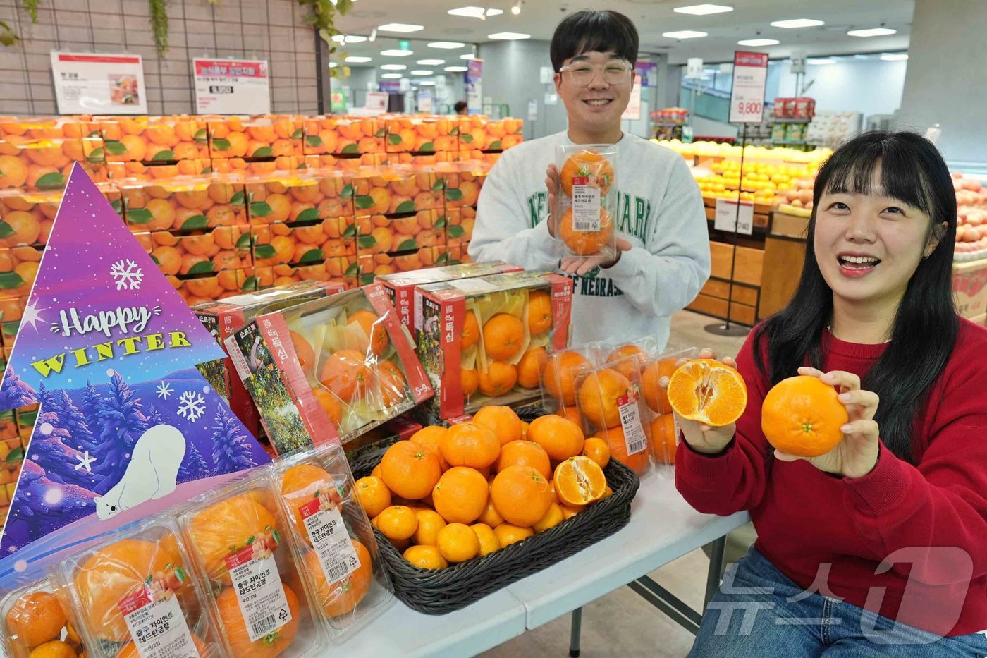 (서울=뉴스1) = 롯데마트가 오는 27일부터 내달 3일까지 '충주 레드탄금향’을 1만 9990원에 판매한다고 26일 밝혔다. 사진은 지난 25일 서울 송파구에 위치한 롯데마트 제 …