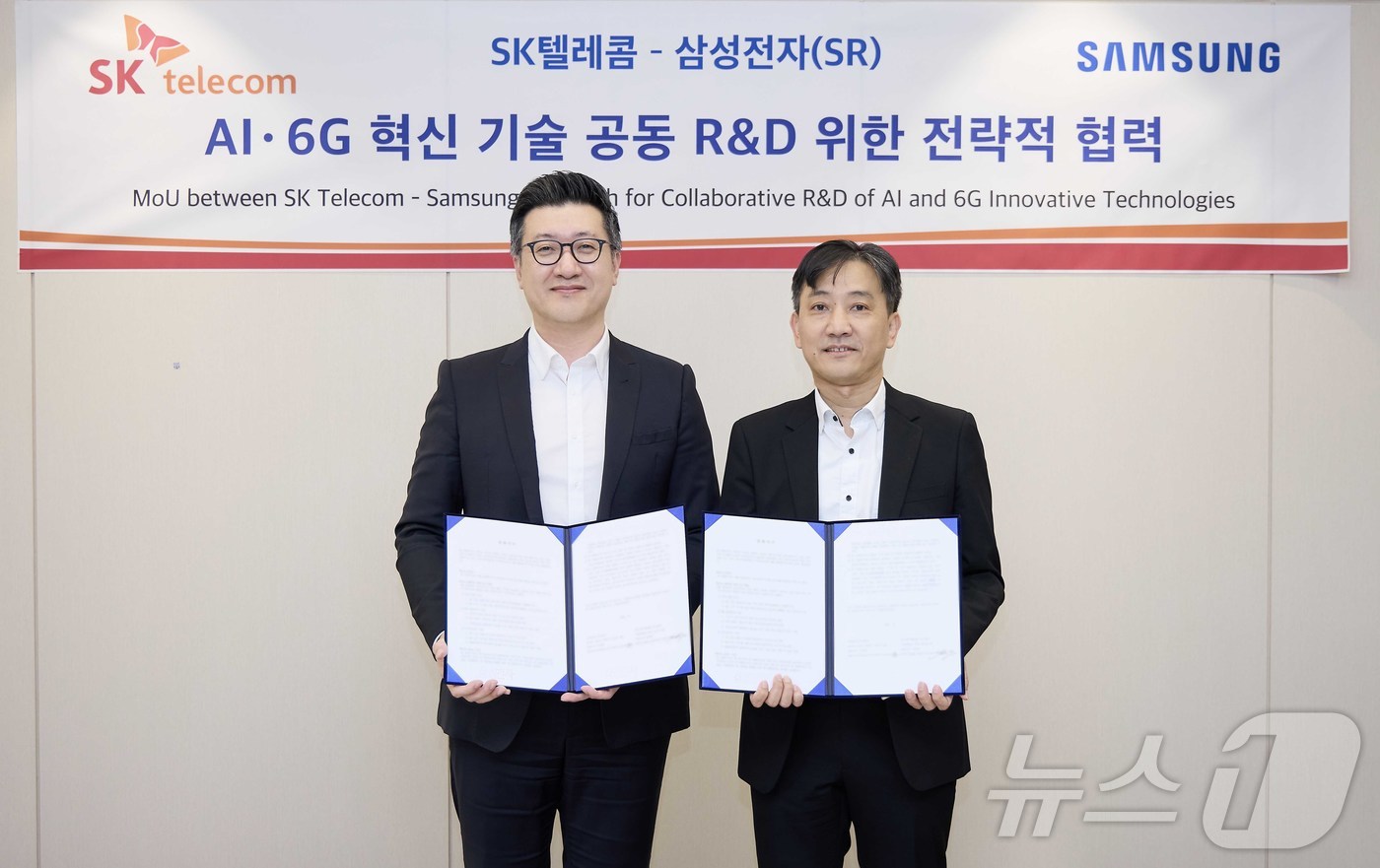 (서울=뉴스1) = SK텔레콤은 삼성전자와 6G 이동통신 기술 선도를 위한 업무협약(MOU)을 체결하고 인공지능 기반 무선접속망(AI-RAN) 공동 연구를 본격화한다고 26일 밝혔 …