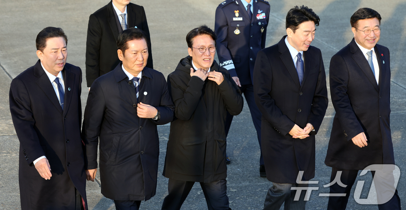 (성남=뉴스1) 황기선 기자 = 김병기 더불어민주당 원내대표(왼쪽부터)와 정청래 대표, 김민석 국무총리, 강훈식 대통령 비서실장, 윤호중 행정안전부 장관이 26일 오전 경기도 성남 …