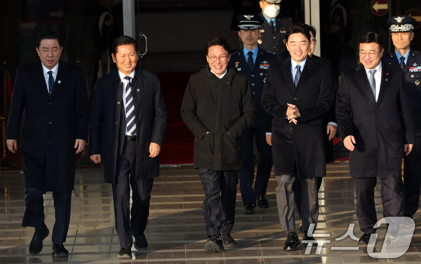 (성남=뉴스1) 황기선 기자 = 김병기 더불어민주당 원내대표(왼쪽부터)와 정청래 대표, 김민석 국무총리, 강훈식 대통령 비서실장, 윤호중 행정안전부 장관이 26일 오전 경기도 성남 …