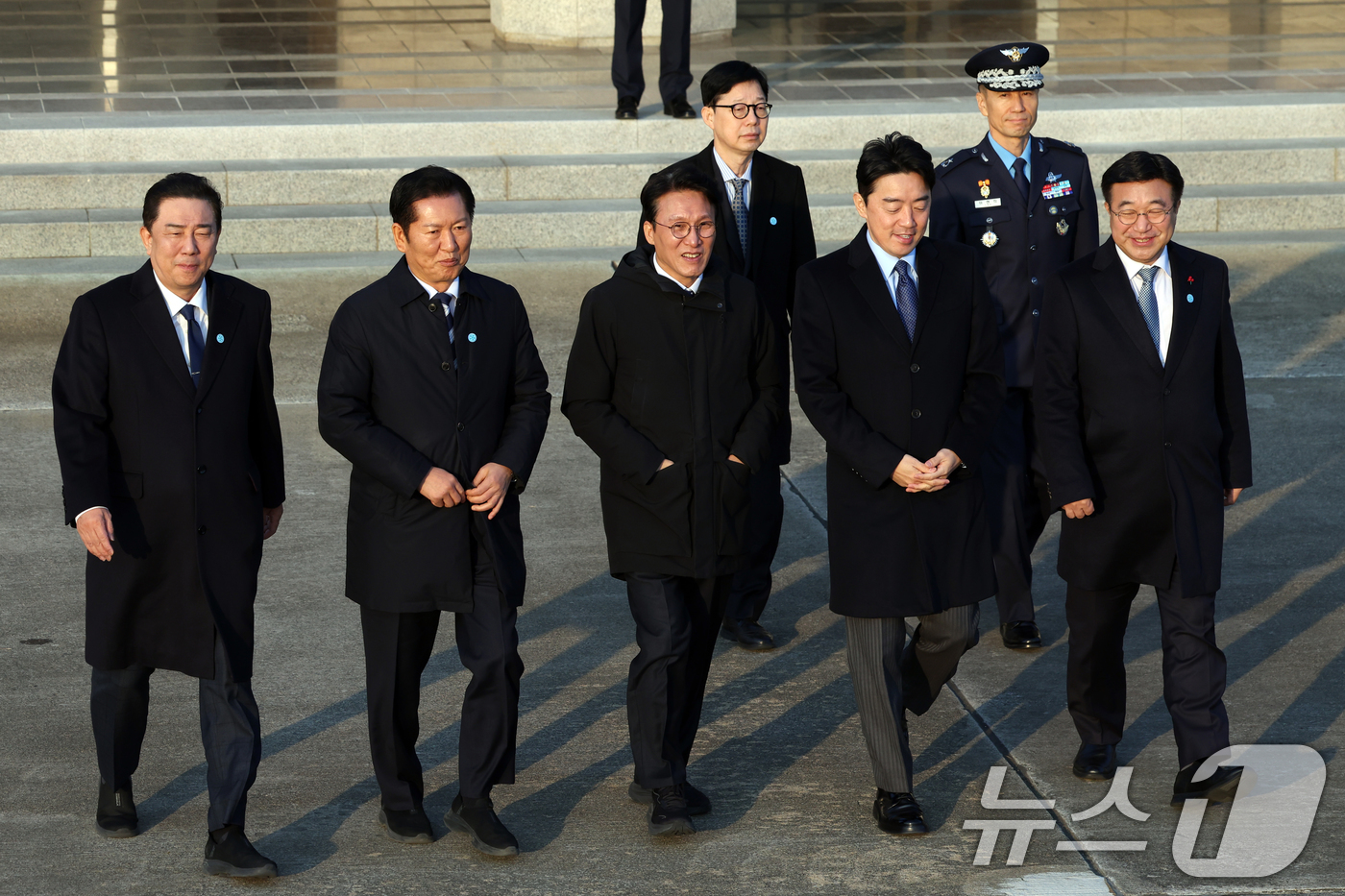 (성남=뉴스1) 황기선 기자 = 김병기 더불어민주당 원내대표(왼쪽부터)와 정청래 대표, 김민석 국무총리, 강훈식 대통령 비서실장, 윤호중 행정안전부 장관이 26일 오전 경기도 성남 …