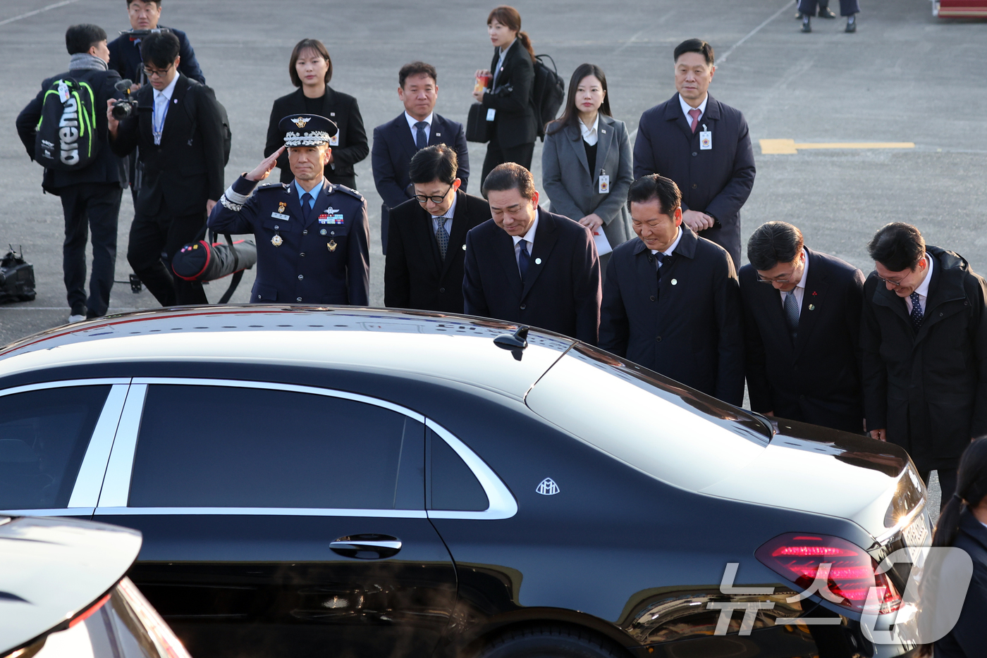 (성남=뉴스1) 황기선 기자 = 김민석 국무총리(오른쪽 부터)와 윤호중 행정안전부 장관, 정청래 더불어민주당 대표, 김병기 원내대표가 26일 오전 경기도 성남시 서울공항에서 아프리 …