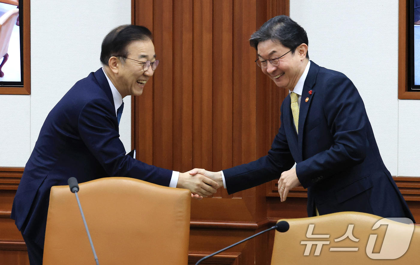 (서울=뉴스1) 임세영 기자 = 김윤덕 국토교통부 장관과 이억원 금융위원회 위원장이 26일 서울 종로구 정부서울청사에서 열린 경제관계장관회의 겸 성장전략 TF에서 악수를 나누고 있 …