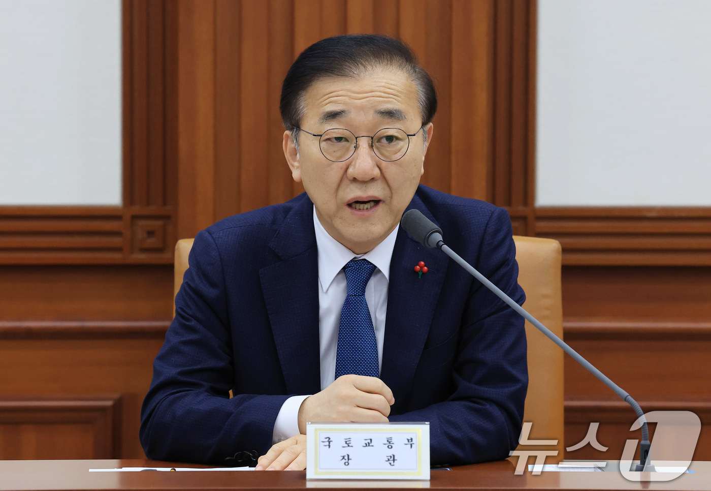 (서울=뉴스1) 임세영 기자 = 김윤덕 국토교통부 장관이 26일 서울 종로구 정부서울청사에서 열린 경제관계장관회의 겸 성장전략 TF에서 발언을 하고 있다. 2025.11.26/뉴스 …