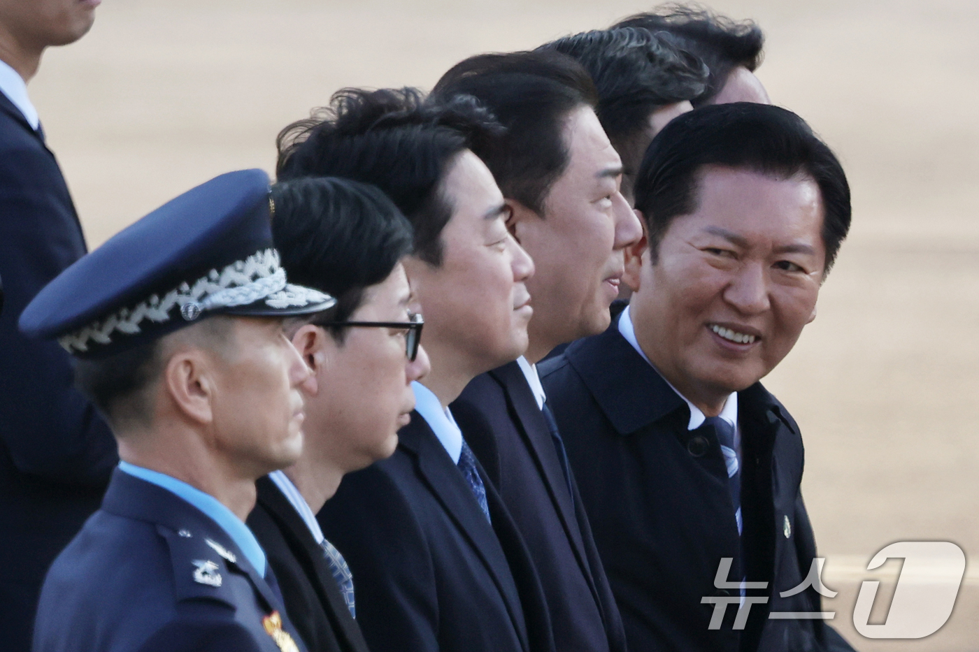 (성남=뉴스1) 황기선 기자 = 정청래 더불어민주당 대표가 26일 오전 경기도 성남시 서울공항에서 아프리카·중동 4개국 순방 일정을 마무리한 이재명 대통령 귀국 환영을 위해 대기하 …