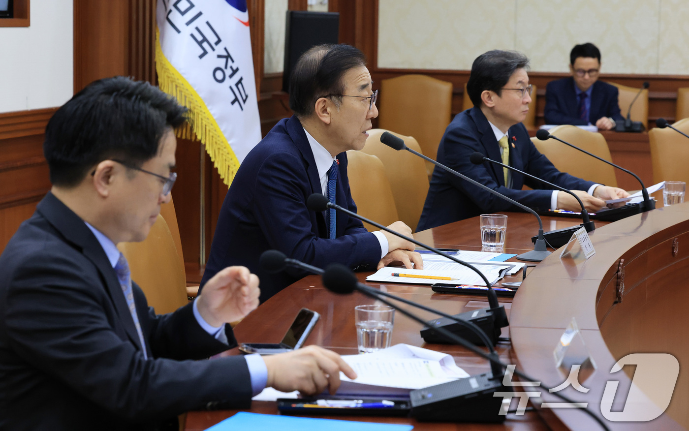 (서울=뉴스1) 임세영 기자 = 김윤덕 국토교통부 장관이 26일 서울 종로구 정부서울청사에서 열린 경제관계장관회의 겸 성장전략 TF에서 발언을 하고 있다. 2025.11.26/뉴스 …