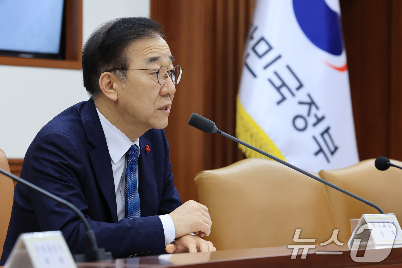 (서울=뉴스1) 임세영 기자 = 김윤덕 국토교통부 장관이 26일 서울 종로구 정부서울청사에서 열린 경제관계장관회의 겸 성장전략 TF에서 발언을 하고 있다. 2025.11.26/뉴스 …