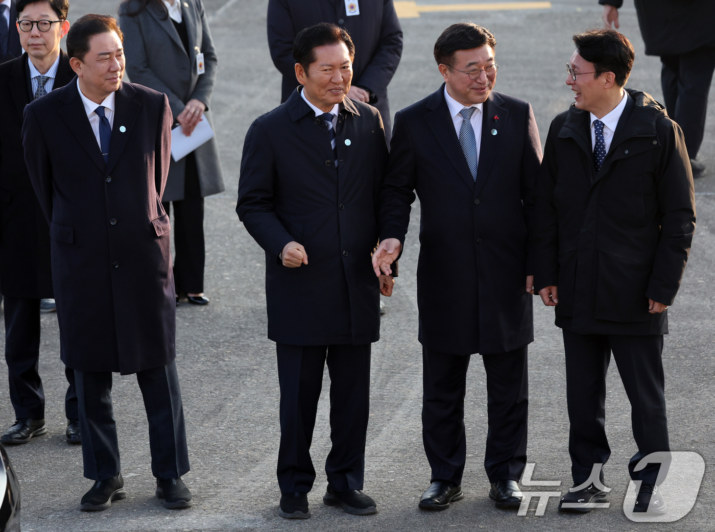 (성남=뉴스1) 황기선 기자 = 김병기 더불어민주당 원내대표(왼쪽부터)와 정청래 대표, 윤호중 행정안전부 장관, 김민석 국무총리가 26일 오전 경기도 성남시 서울공항에서 아프리카· …