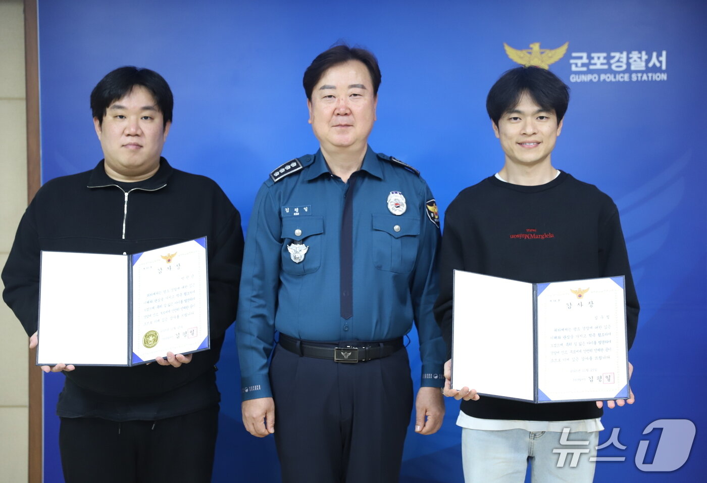 본문 이미지 - 박한균&#40;왼쪽&#41;·심우철&#40;오른쪽&#41; 씨가 지난 25일 오후 4시 30분 군포경찰서에서 김평일 서장으로부터 감사장을 수여받은 후 기념촬영을 하고 있다. &#40;군포경찰서 제공. 재판매 및  DB 금지&#41; 2025.11.26/뉴스1 