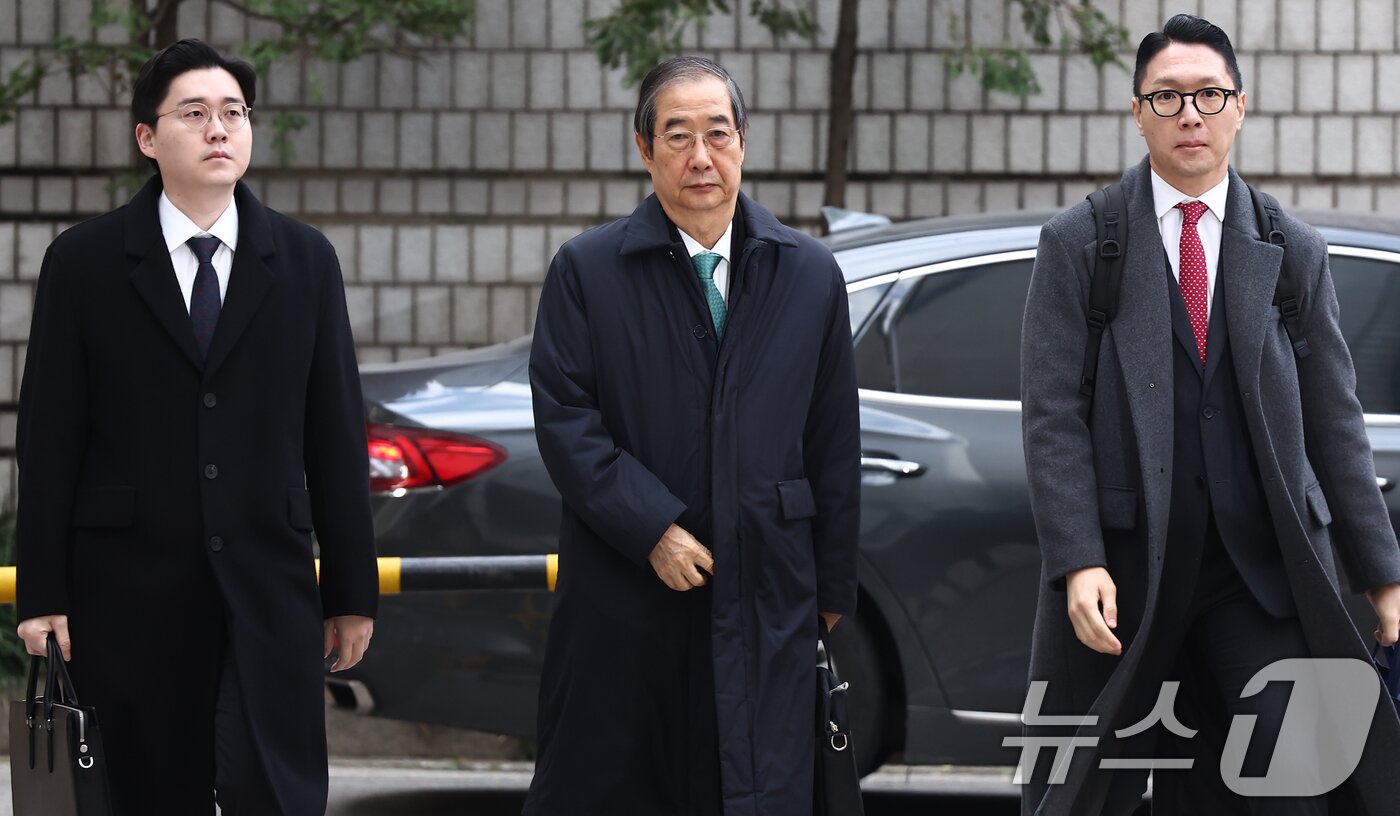 본문 이미지 - 윤석열 전 대통령의 12·3 비상계엄을 적극적으로 말리지 않은 혐의로 재판에 넘겨진 한덕수 전 국무총리가 26일 오전 서울 서초구 서울중앙지방법원에서 열린 내란 우두머리 방조, 내란 중요임무 종사 등 혐의 사건 1심 결심 공판에 출석하고 있다. 2025.11.26/뉴스1 ⓒ News1 김민지 기자