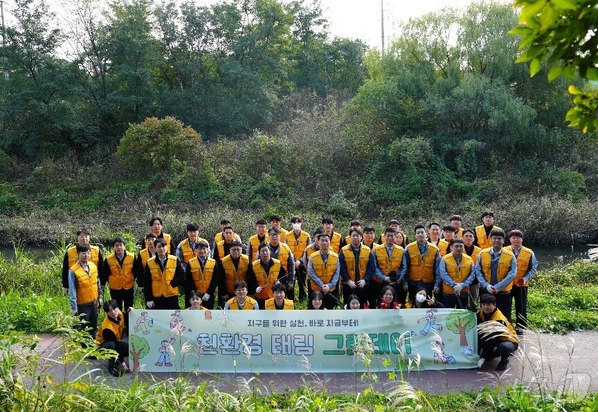 본문 이미지 - 태림포장 임직원들이 플로깅을 진행한 후 촬영한 단체 사진. &#40;태림포장 제공&#41;