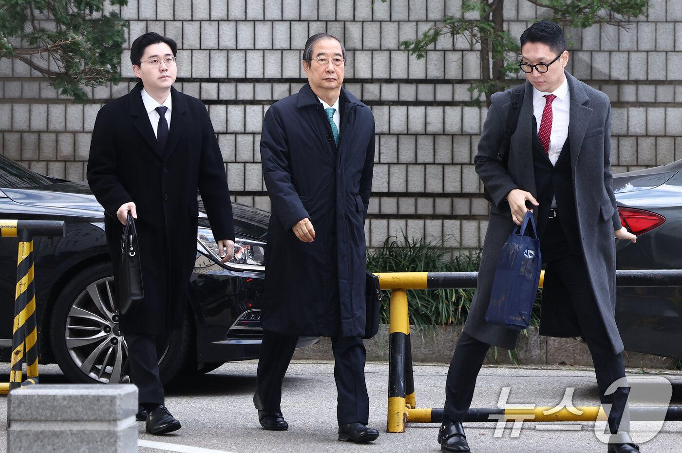 본문 이미지 - 윤석열 전 대통령의 12·3 비상계엄을 적극적으로 말리지 않은 혐의로 재판에 넘겨진 한덕수 전 국무총리가 26일 오전 서울 서초구 서울중앙지방법원에서 열린 내란 우두머리 방조, 내란 중요임무 종사 등 혐의 사건 1심 결심 공판에 출석하고 있다. 2025.11.26/뉴스1 ⓒ News1 김민지 기자