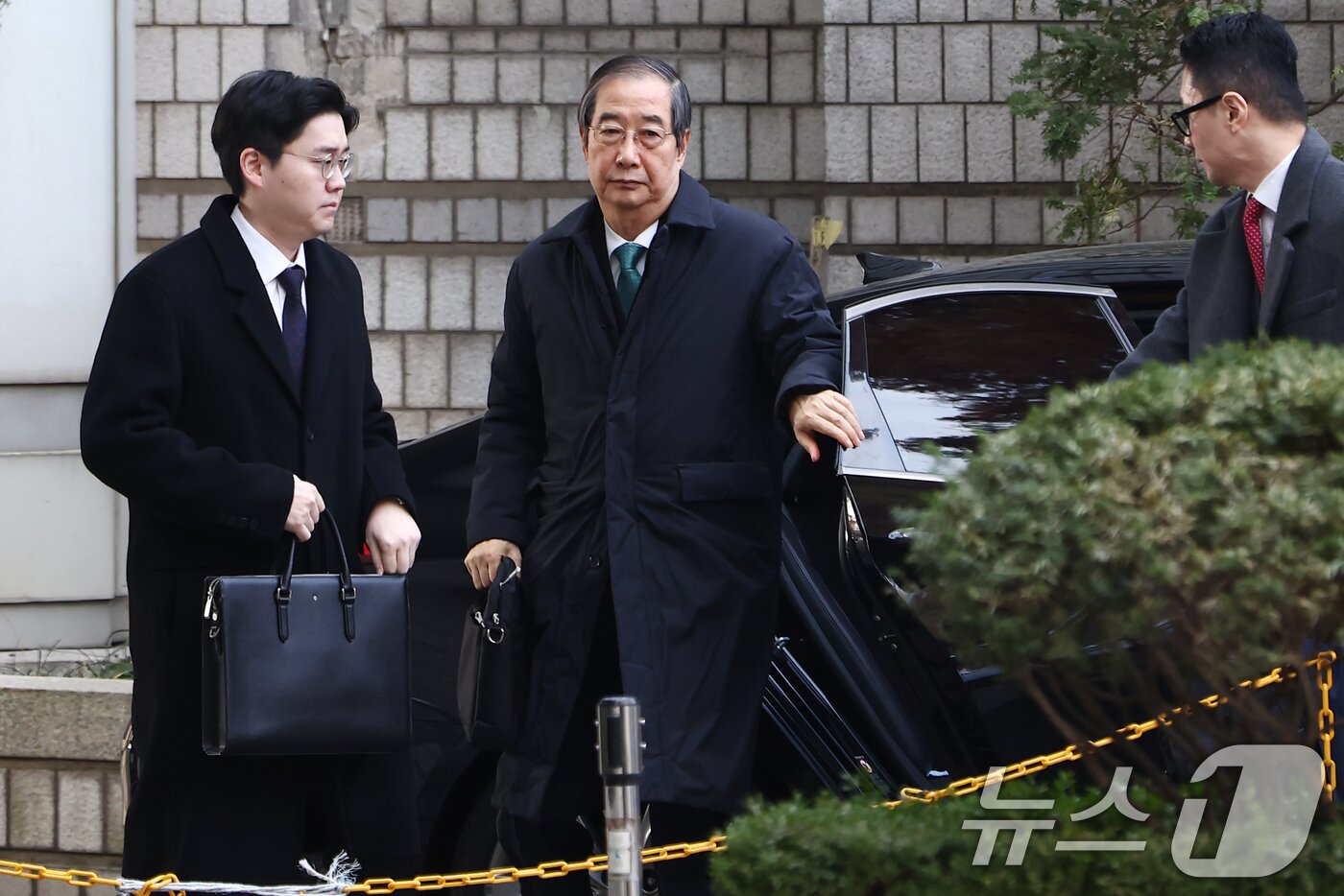 본문 이미지 - 윤석열 전 대통령의 12·3 비상계엄을 적극적으로 말리지 않은 혐의로 재판에 넘겨진 한덕수 전 국무총리가 26일 오전 서울 서초구 서울중앙지방법원에서 열린 내란 우두머리 방조, 내란 중요임무 종사 등 혐의 사건 1심 결심 공판에 출석하기 위해 차량에서 내리고 있다. 2025.11.26/뉴스1 ⓒ News1 김민지 기자