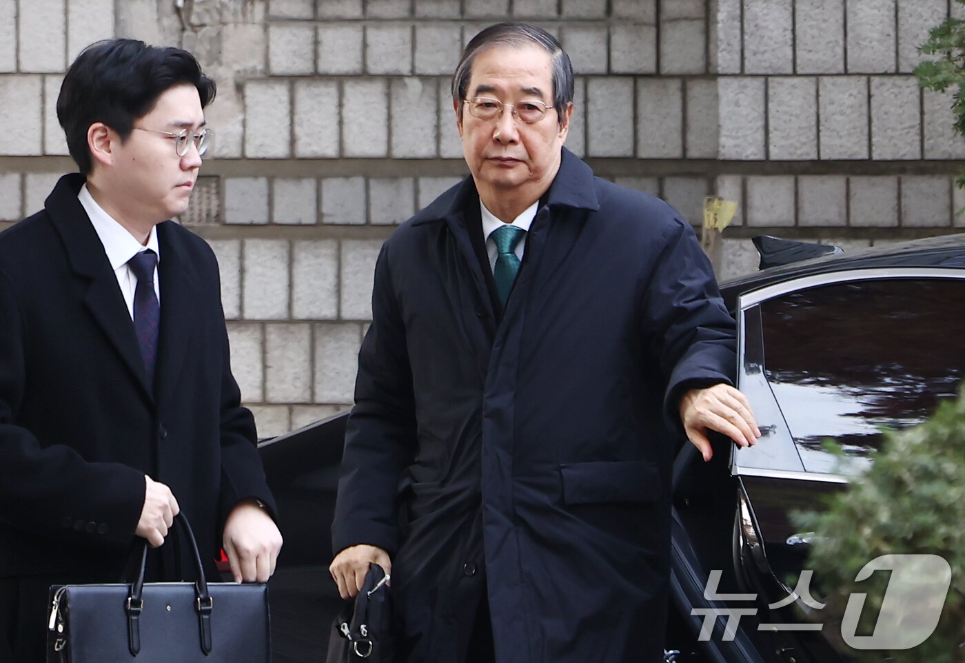 본문 이미지 - 윤석열 전 대통령의 12·3 비상계엄을 적극적으로 말리지 않은 혐의로 재판에 넘겨진 한덕수 전 국무총리가 26일 오전 서울 서초구 서울중앙지방법원에서 열린 내란 우두머리 방조, 내란 중요임무 종사 등 혐의 사건 1심 결심 공판에 출석하기 위해 차량에서 내리고 있다. 2025.11.26/뉴스1 ⓒ News1 김민지 기자