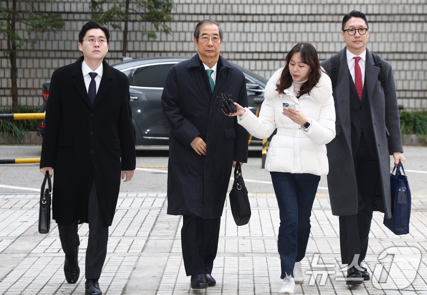 본문 이미지 - 윤석열 전 대통령의 12·3 비상계엄을 적극적으로 말리지 않은 혐의로 재판에 넘겨진 한덕수 전 국무총리가 26일 오전 서울 서초구 서울중앙지방법원에서 열린 내란 우두머리 방조, 내란 중요임무 종사 등 혐의 사건 1심 결심 공판에 출석하고 있다. 2025.11.26/뉴스1 ⓒ News1 김민지 기자