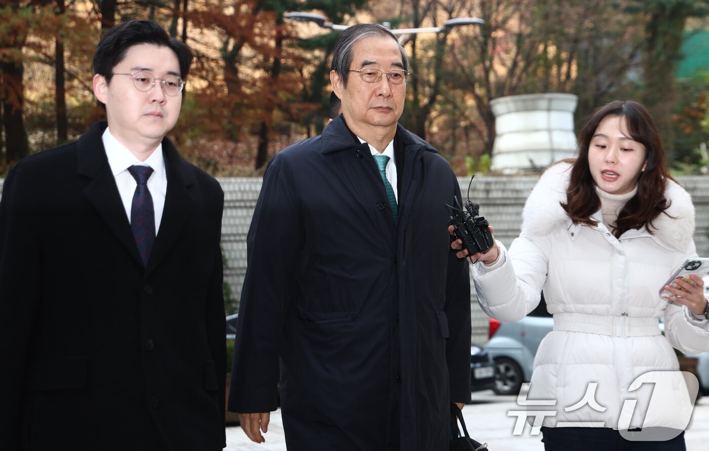 본문 이미지 - 윤석열 전 대통령의 12·3 비상계엄을 적극적으로 말리지 않은 혐의로 재판에 넘겨진 한덕수 전 국무총리가 26일 오전 서울 서초구 서울중앙지방법원에서 열린 내란 우두머리 방조, 내란 중요임무 종사 등 혐의 사건 1심 결심 공판에 출석하고 있다. 2025.11.26/뉴스1 ⓒ News1 김민지 기자