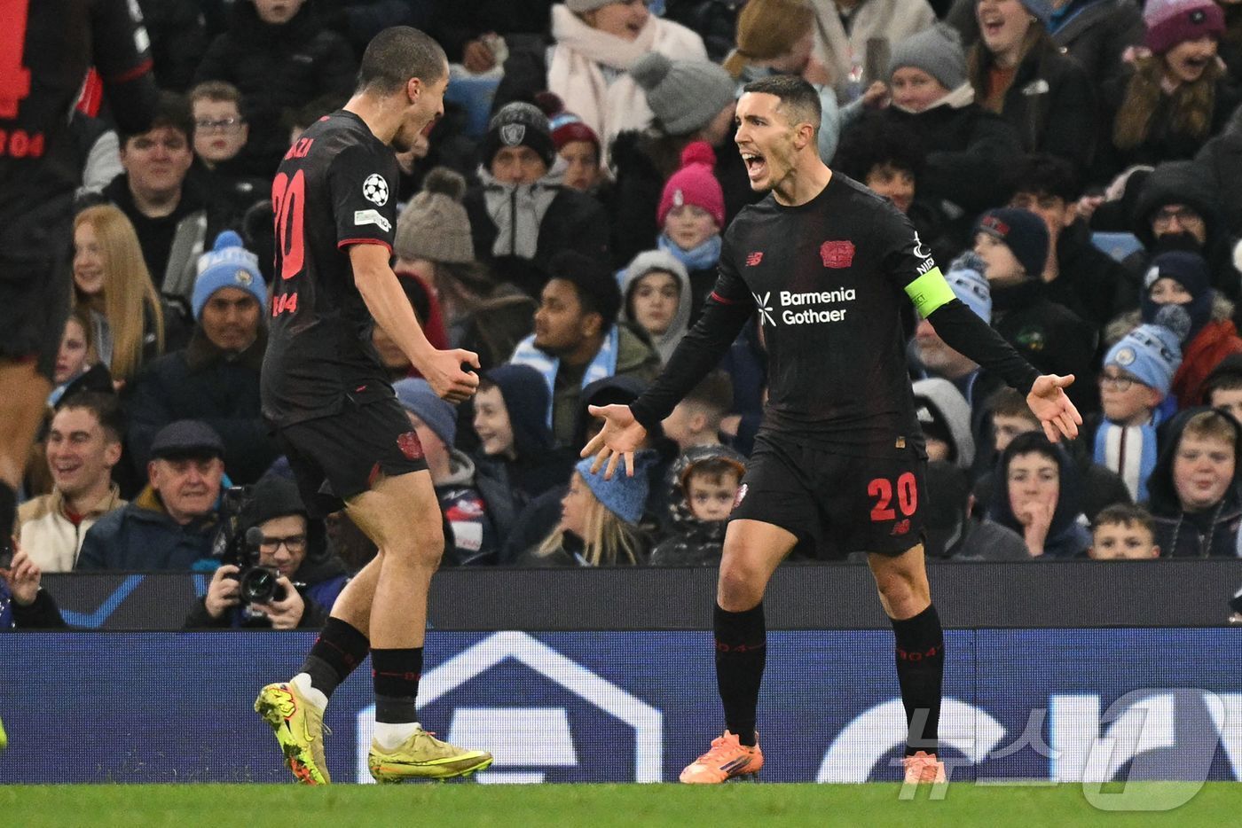 본문 이미지 - 맨체스터 시티 원정에서 승리한 레버쿠젠. ⓒ AFP=뉴스1