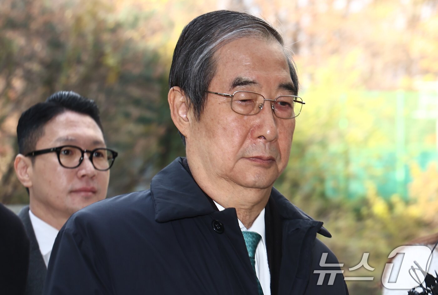 본문 이미지 - 윤석열 전 대통령의 12·3 비상계엄을 적극적으로 말리지 않은 혐의로 재판에 넘겨진 한덕수 전 국무총리가 26일 오전 서울 서초구 서울중앙지방법원에서 열린 내란 우두머리 방조, 내란 중요임무 종사 등 혐의 사건 1심 결심 공판에 출석하고 있다. 2025.11.26/뉴스1 ⓒ News1 김민지 기자