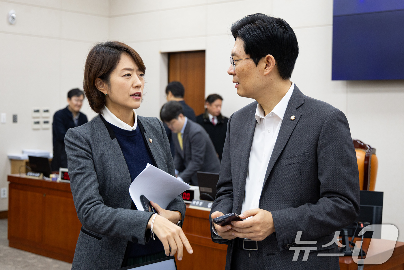 (서울=뉴스1) 유승관 기자 = 국회 교육위원회 여야 간사인 민주당 고민정, 국민의힘 조정훈 의원이 26일 서울 여의도 국회에서 열린 제429회 국회(정기회) 교육위원회 제9차 전 …