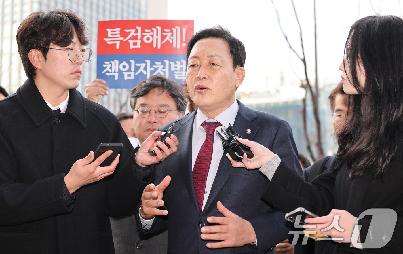 (서울=뉴스1) 박지혜 기자 = 김선교 국민의힘 의원이 26일 서울 종로구 광화문 KT 빌딩에 마련된 김건희 특검(특별검사 민중기) 사무실에 피의자 신분으로 출석하며 취재진 질문에 …