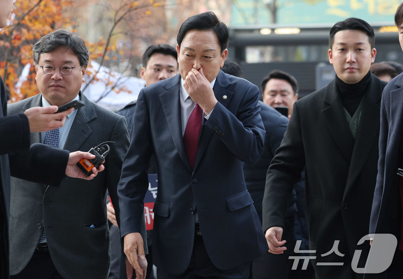 (서울=뉴스1) 박지혜 기자 = 김선교 국민의힘 의원이 26일 서울 종로구 광화문 KT 빌딩에 마련된 김건희 특검(특별검사 민중기) 사무실에 피의자 신분으로 출석하며 취재진 질문에 …