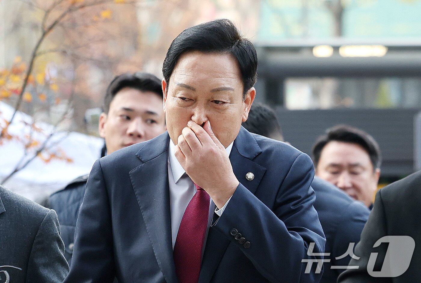 본문 이미지 - 김선교 국민의힘 의원이 26일 서울 종로구 광화문 KT 빌딩에 마련된 김건희 특검&#40;특별검사 민중기&#41; 사무실에 피의자 신분으로 출석하고 있다. 2025.11.26/뉴스1 ⓒ News1 박지혜 기자