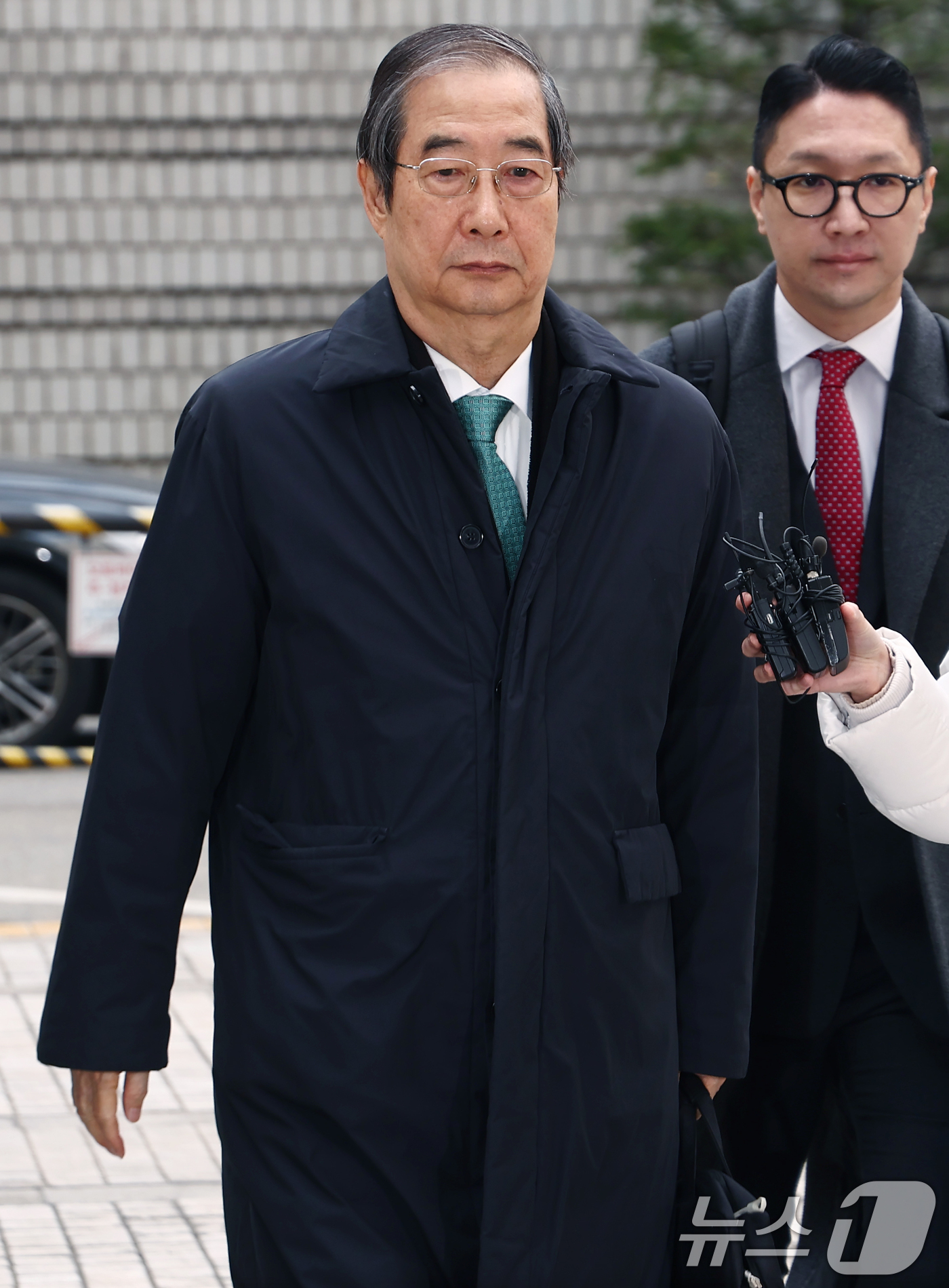 (서울=뉴스1) 김민지 기자 = 윤석열 전 대통령의 12·3 비상계엄을 적극적으로 말리지 않은 혐의로 재판에 넘겨진 한덕수 전 국무총리가 26일 오전 서울 서초구 서울중앙지방법원에 …