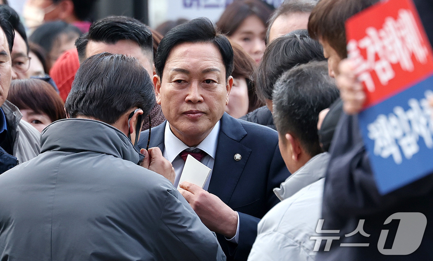 (서울=뉴스1) 박지혜 기자 = 김선교 국민의힘 의원이 26일 서울 종로구 광화문 KT 빌딩에 마련된 김건희 특검(특별검사 민중기) 사무실에 피의자 신분으로 출석하고 있다. 202 …