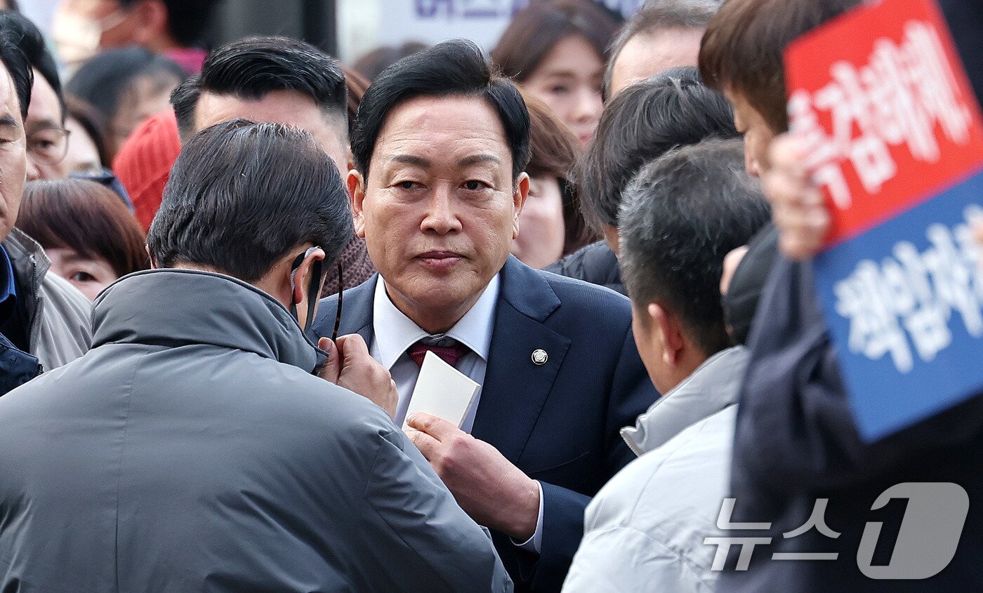 본문 이미지 - 김선교 국민의힘 의원이 26일 서울 종로구 광화문 KT 빌딩에 마련된 김건희 특검&#40;특별검사 민중기&#41; 사무실에 피의자 신분으로 출석하고 있다. 2025.11.26/뉴스1 ⓒ News1 박지혜 기자