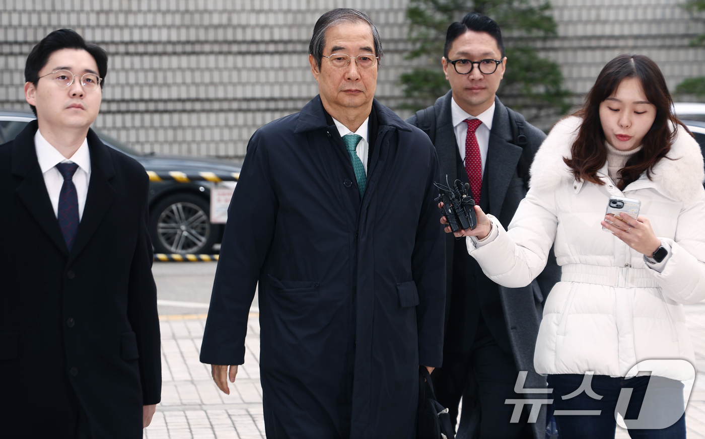 (서울=뉴스1) 김민지 기자 = 윤석열 전 대통령의 12·3 비상계엄을 적극적으로 말리지 않은 혐의로 재판에 넘겨진 한덕수 전 국무총리가 26일 오전 서울 서초구 서울중앙지방법원에 …