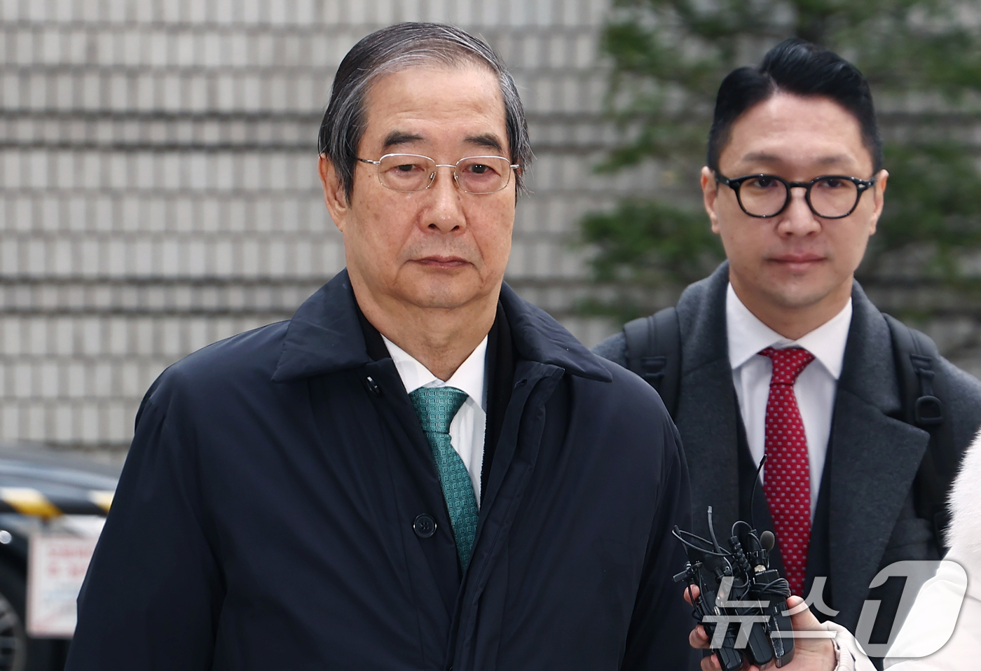 (서울=뉴스1) 김민지 기자 = 윤석열 전 대통령의 12·3 비상계엄을 적극적으로 말리지 않은 혐의로 재판에 넘겨진 한덕수 전 국무총리가 26일 오전 서울 서초구 서울중앙지방법원에 …