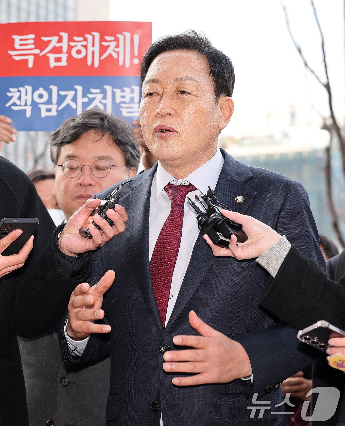 본문 이미지 - 김선교 국민의힘 의원이 26일 서울 종로구 광화문 KT 빌딩에 마련된 김건희 특검&#40;특별검사 민중기&#41; 사무실에 피의자 신분으로 출석하며 취재진 질문에 답하고 있다. 2025.11.26/뉴스1 ⓒ News1 박지혜 기자