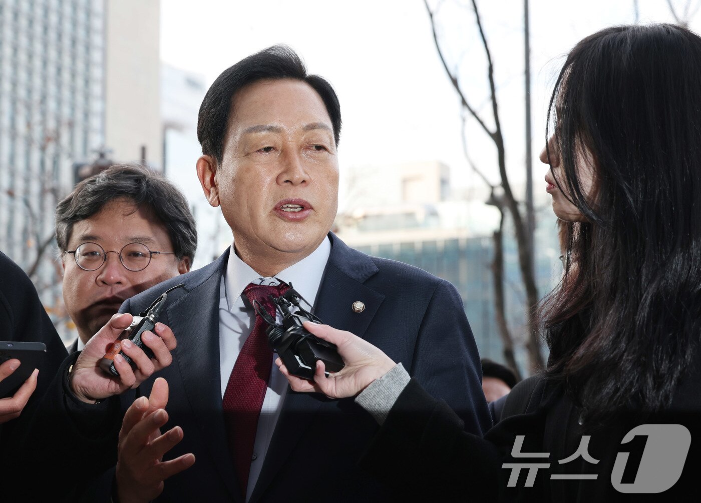 본문 이미지 - 김선교 국민의힘 의원이 26일 서울 종로구 광화문 KT 빌딩에 마련된 김건희 특검&#40;특별검사 민중기&#41; 사무실에 피의자 신분으로 출석하며 취재진 질문에 답하고 있다. 2025.11.26/뉴스1 ⓒ News1 박지혜 기자