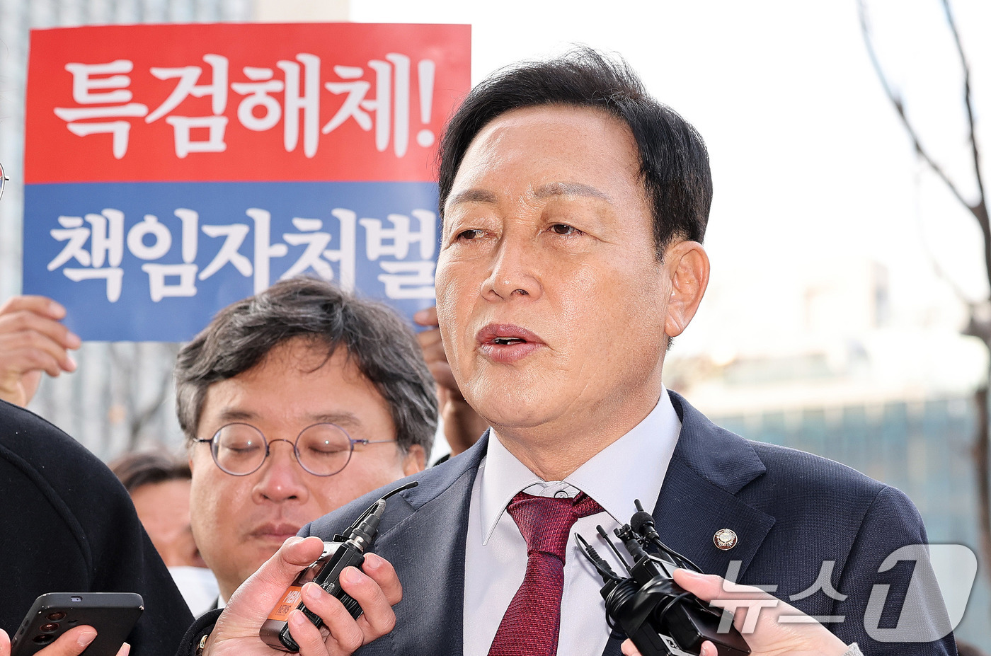 (서울=뉴스1) 박지혜 기자 = 김선교 국민의힘 의원이 26일 서울 종로구 광화문 KT 빌딩에 마련된 김건희 특검(특별검사 민중기) 사무실에 피의자 신분으로 출석하며 취재진 질문에 …