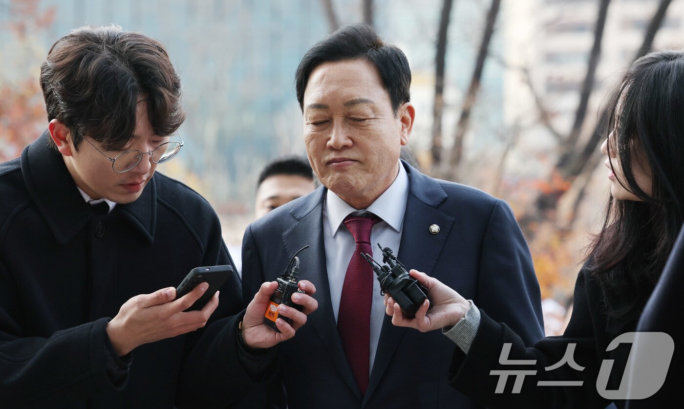 본문 이미지 - 김선교 국민의힘 의원이 26일 서울 종로구 광화문 KT 빌딩에 마련된 김건희 특검&#40;특별검사 민중기&#41; 사무실에 피의자 신분으로 출석하고 있다. 2025.11.26/뉴스1 ⓒ News1 박지혜 기자