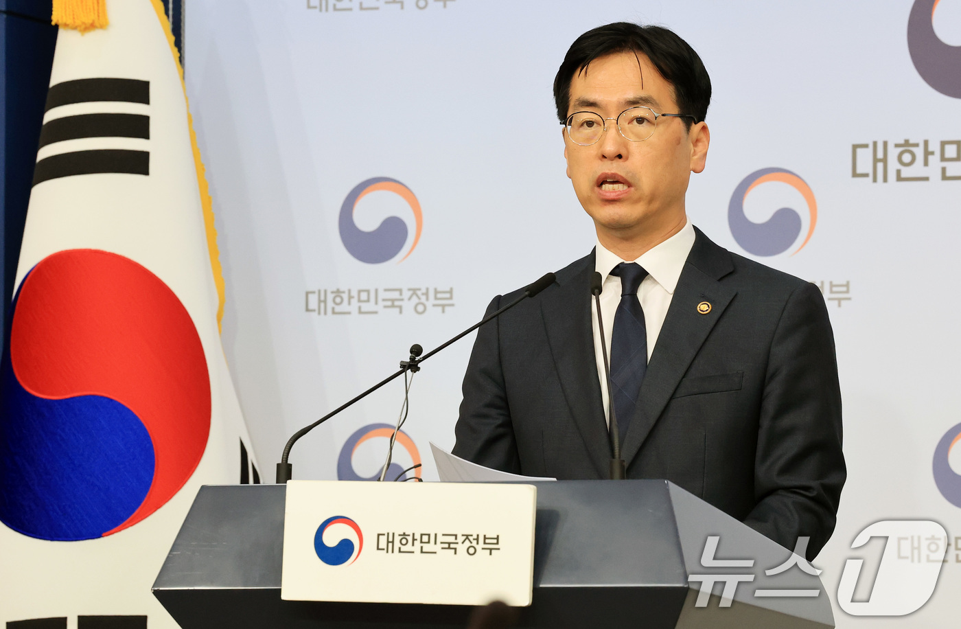 (서울=뉴스1) 임세영 기자 = 김민재 행정안전부 차관이 26일 오전 서울 종로구 정부서울청사 별관에서 지방의원 임기만료 전 외유성 공무국외출장 방지 대책 브리핑을 하고 있다. 2 …