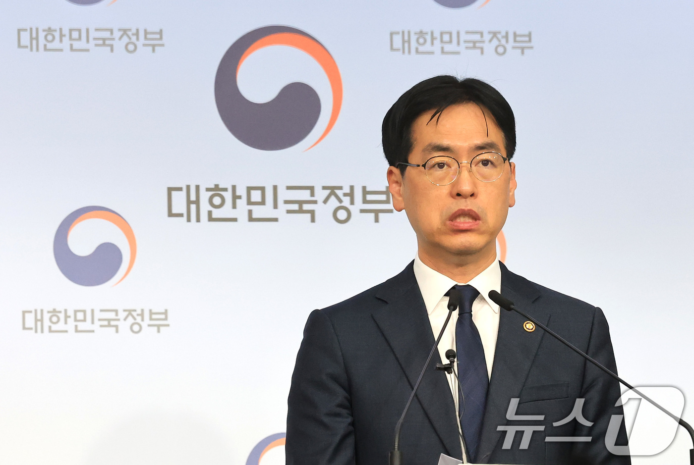 (서울=뉴스1) 임세영 기자 = 김민재 행정안전부 차관이 26일 오전 서울 종로구 정부서울청사 별관에서 지방의원 임기만료 전 외유성 공무국외출장 방지 대책 브리핑을 하고 있다. 2 …